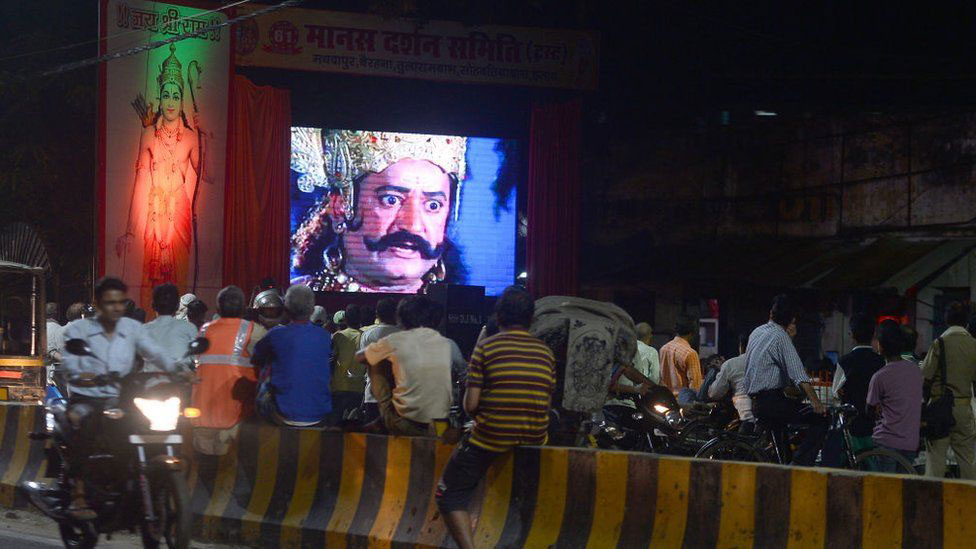 People on the streets of Mumbai, Call it a day to catch a glimpse of ramayan